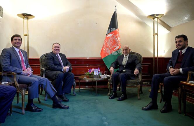 Le secrétaire d’Etat américain (2e en partant de la gauche), et le président afghan (à côté du drapeau), à Munich, le 14 février.