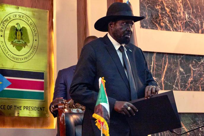 Le président du Soudan du Sud, Salva Kiir, assiste à l’intronisation de ses cinq vice-présidents dont le premier d’entre eux, Riek Machar, le 22 février 2020 à Juba, la capitale. AFP / ALEX MCBRIDE