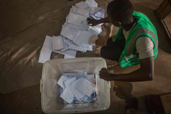 Dans un bureau de vote, à Lomé, le 22 février.