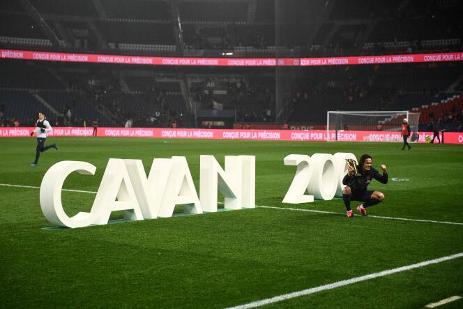 Edinson Cavani célèbre son 200e but sous les couleurs du PSG, le 23 février au Parc des Princes après un match contre Bordeaux.