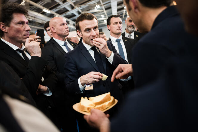 Emmanuel Macron déguste une brioche certifiée Agri Ethique, modèle de commerce équitable, le 22 février.