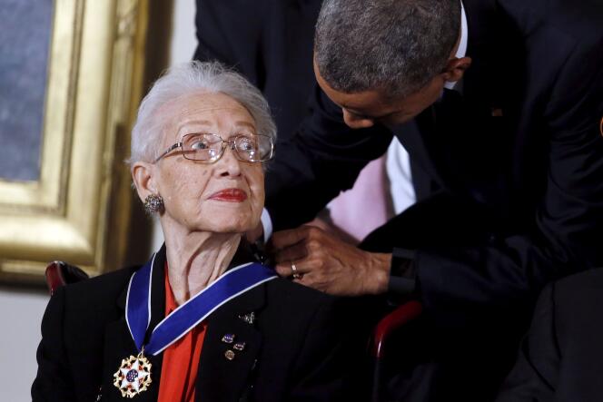 Barack Obama décerne la médaille présidentielle de la Liberté à Katherine Johnson, le 24 novembre 2015.