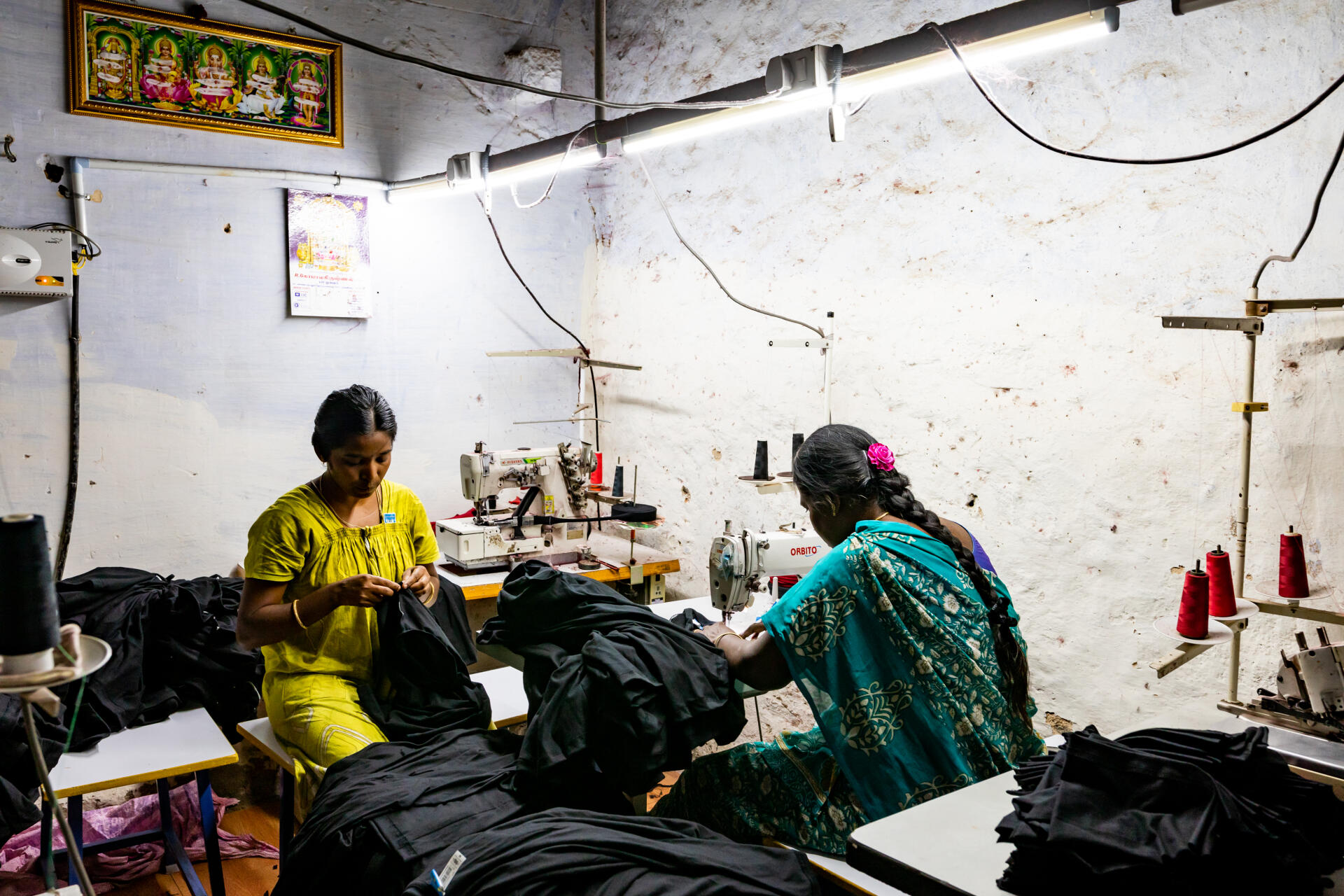 Des ouvrières du textile travaillent sur des tee-shirts à l’atelier de Selvanayagi Tex, à Orathupalayam, dans le Tamil Nadu, (Inde), le 17 février.