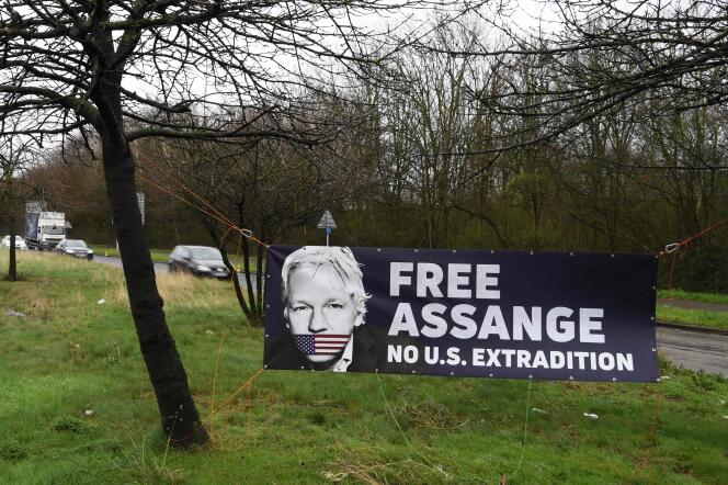 Aux abords de la cour de Woolwich, à Londres, des soutiens de Julian Assange ont accroché des bannières demandant sa libération.