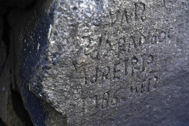 L’inscription sur le rocher de Plougastel-Daoulas date de près de 250 ans.