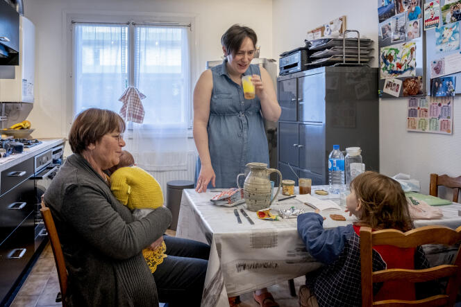 Brigitte, technicienne d’intervention sociale et familiale (TISF), avec Perrine et son fils Hélio à Saint-Genis-Laval, le 14 février.