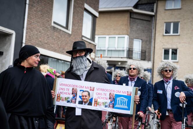 Lors du carnaval d’Alost, en Belgique, le 23 février 2020. L’événement a été retiré de ses listes par l’Unesco pour avoir fait défiler, en 2019, un char caricaturant des juifs assis sur des sacs d’or.