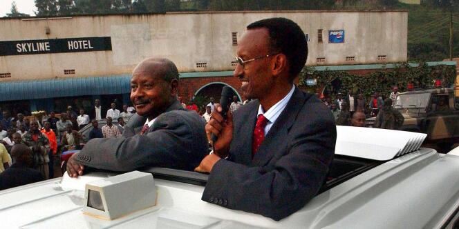 Les présidents du Rwanda et de l’Ouganda, Paul Kagame (à droite) et Yoweri Museveni, près de la frontière entre leurs deux pays, en février 2002.