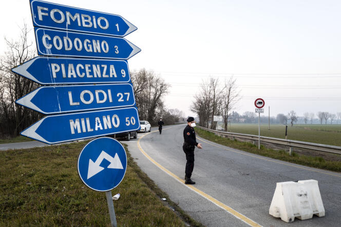 Un checkpoint à l’entrée de la « zone rouge », le 24 février à Ferno, près de Milan.