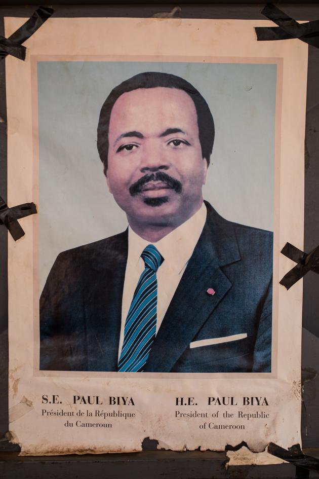 Paul Biya, président de la République du Cameroun depuis 1982, accroché en devanture d’un bar de Nkoabang à Yaoundé, novembre 2019.