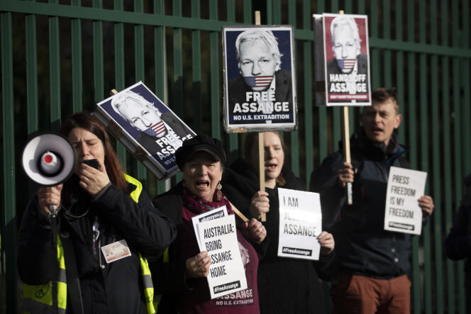 Des soutiens de Julian Assange près de la cour de Woolwich, le 25 février.
