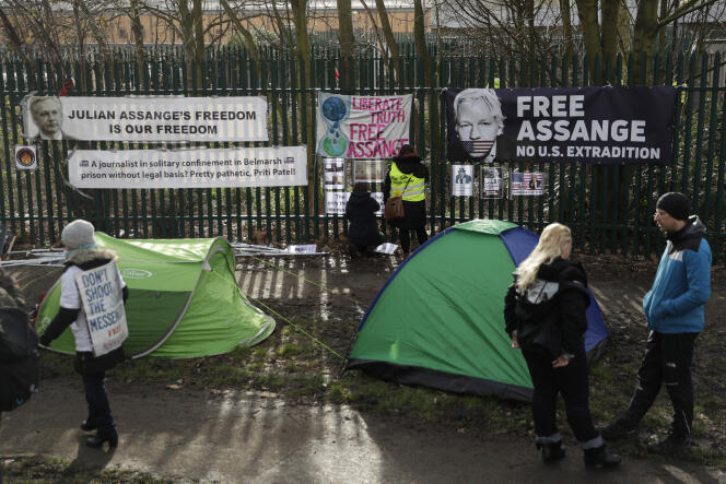 Des manifestants soutenant Julian Assange, devant le tribunal de Belmarsh où a lieu l’audience sur son extradition, au sud de Londres, le 25 février.