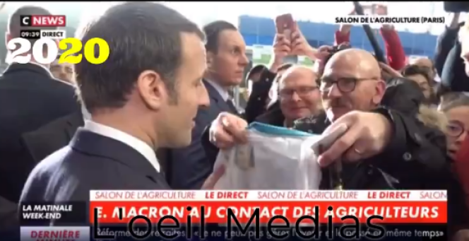 Un visiteur du Salon de l’agriculture offre un maillot de l’Olympique de Marseille au président de la République. Un geste louche, pour certains sites de gauche radicale, d’autant que l’homme était déjà présent à l’image en 2019.