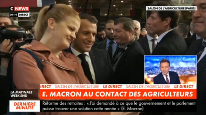 En apparté, Emmanuel Macron plaisante sur le nombre de selfies qu’il a accordé à cette femme.