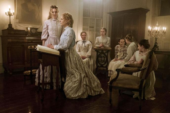 De gauche à droite : Elle Fanning (Alicia), Nicole Kidman (Miss Martha), Kirsten Dunst (Edwina), Angourie Rice (Jane), Oona Laurence (Amy), Emma Howard (Emily), Addison Riecke (Marie) dans « Les Proies », de Sofia Coppola.