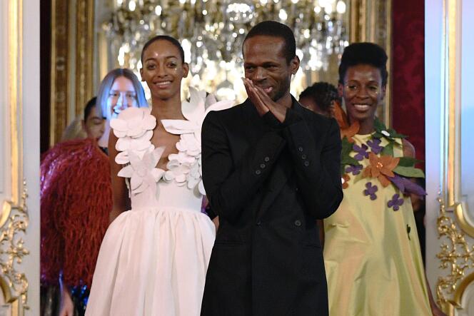 Le Camerounais Imane Ayissi lors de la présentation de sa collection printemps-été haute couture à Paris, le 23 janvier 2020.