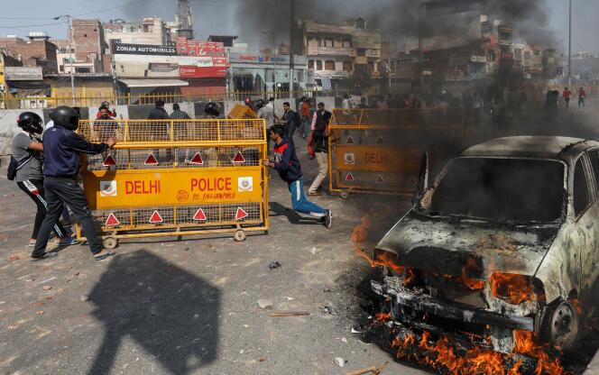 Partisans et opposants à la nouvelle loi sur la nationalité s’affrontent dans les rues de New Delhi, le 24 février.