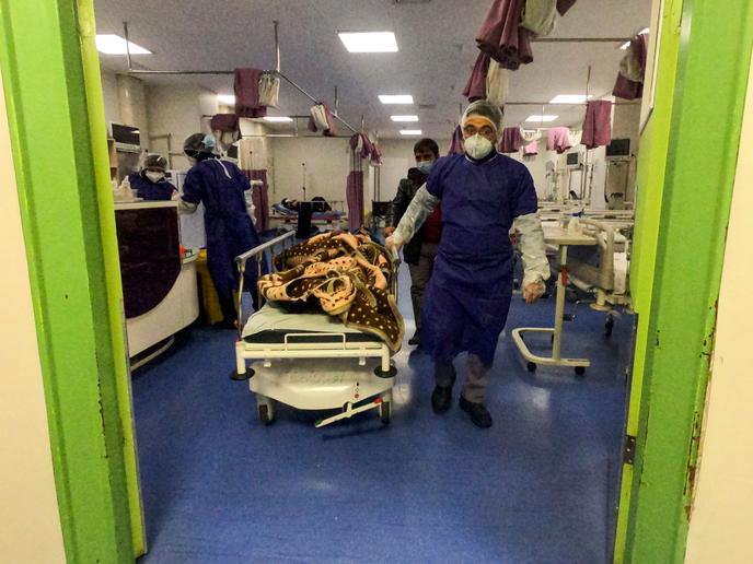 Près de 140 personnes ont été infectées par le coronavirus en Iran, 19 en sont mortes. Ici, les médecins de l’hôpital Forqani, dans la ville de Qom, s’occupent d’un patient, le 26 février.