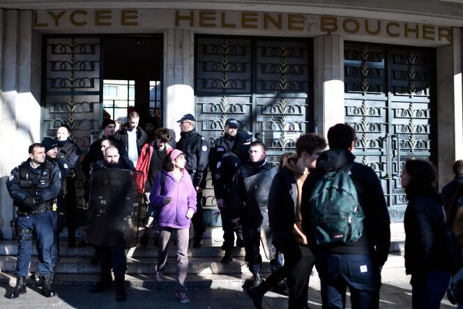 Des policiers appelés en renfort au lycée parisien Hélène-Boucher (20e arrondissement), le 6 février.