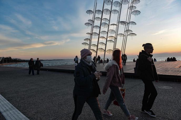Une femme portant un masque de protection, en Grèce, le 26 février.