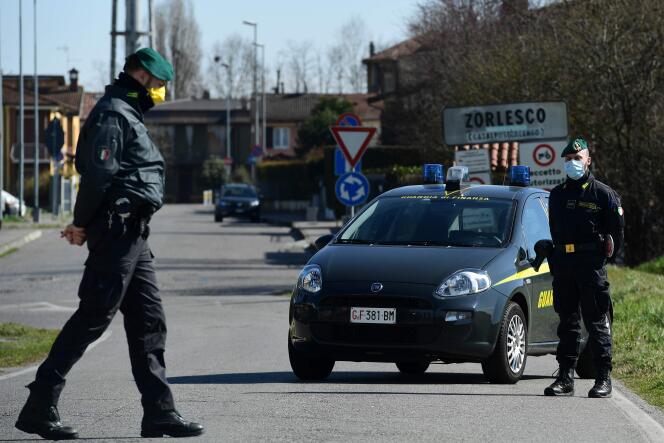 Des policiers à un poste de contrôle dans la ville de Zorlesco, près de Milan, 26 février.