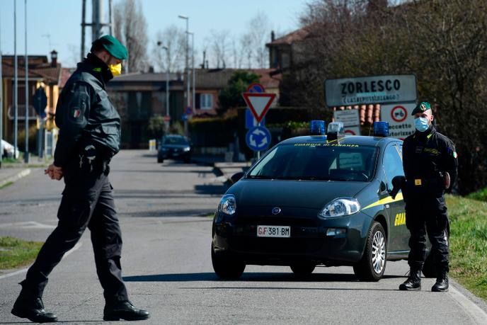 Des policiers à un poste de contrôle dans la ville de Zorlesco, près de Milan, 26 février.
