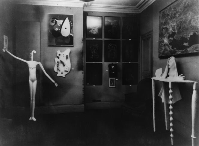 « Mannequin » (1932-1933), présenté lors de l’Exposition surréaliste à la galerie Pierre Colle, à Paris. Photo de Man Ray (1933).