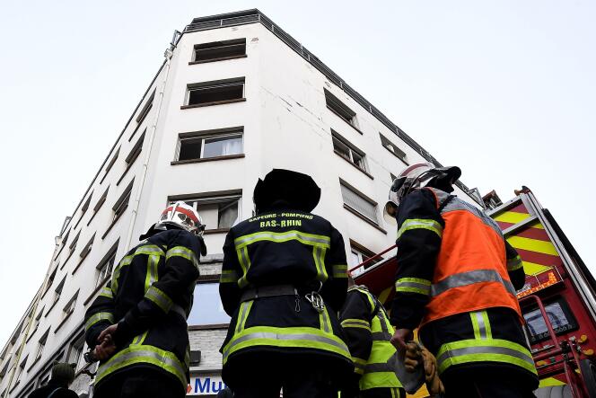 Appelés vers 1 heure du matin pour un dégagement de fumée dans une cage d’escalier d’un immeuble de sept étages, les pompiers ont indiqué avoir « dû faire face à de nombreux sauvetages ».