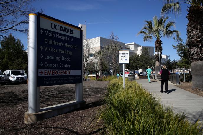 Bệnh nhân được nhập viện vào ngày 19 tháng 2 tại Bệnh viện UC Davis, ở Sacramento, nơi các bác sĩ ngay lập tức hỏi chính quyền liên bang rằng cô đã được xét nghiệm coronavirus, giải thích vào thứ Năm ngày 27 tháng 2 Ami Bera, bác sĩ và dân chủ được bầu với Hạ viện.