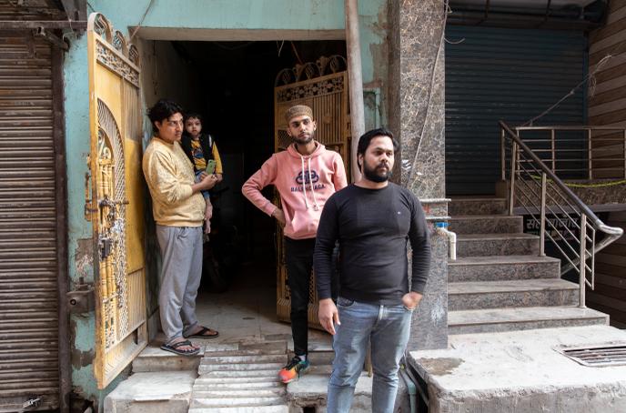 Devant le seuil de son immeuble, Muhammad Ferman (à gauche) raconte ces dernières soixante-douze heures de terreur.