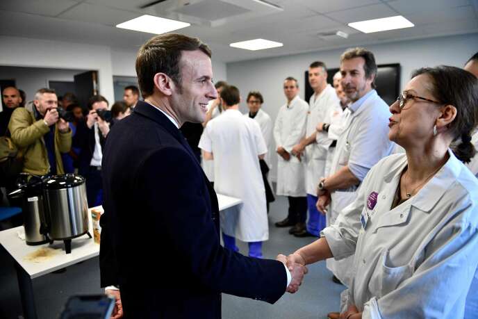 Le président français, Emmanuel Macron, lors de sa visite à l’hôpital de la Pitié-Salpêtrière, à Paris, le 27 février.