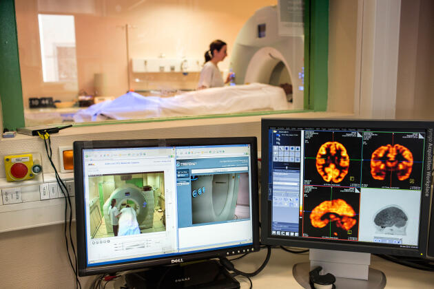 Examen par CT-scan et numérisation des données d’un patient à Bron, en 2014.