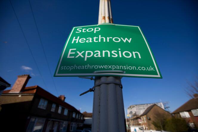 L’agrandissement d’Heathrow est sous le feu des critiques des mouvements écologistes, qui dénoncent l’augmentation de la pollution et des nuisances sonores.