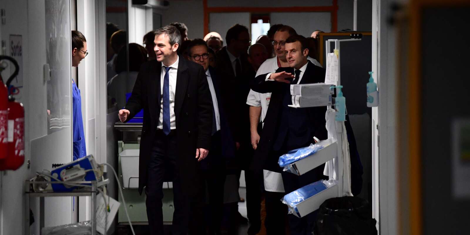 Olivier Véran, ministre de la santé, et Emmanuel Macron à l’hôpital de La Pitié-Salpêtrière à Paris, le 27 février.