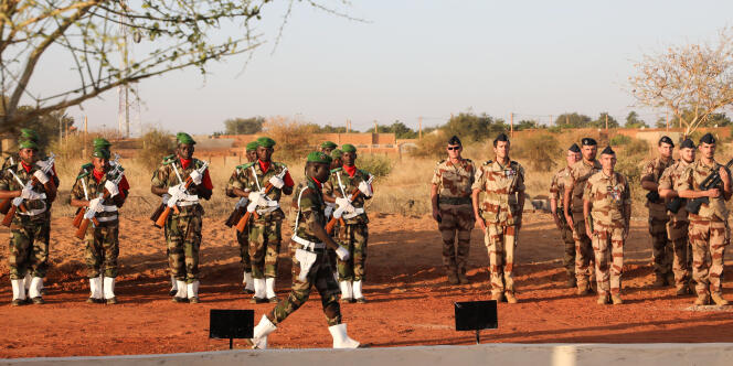 Soldats nigériens et français à Niamey, le 22 décembre 2019, pour la cérémonie d’hommage aux 71 militaires nigériens tués lors de l’attaque d’Inates le 10 décembre
