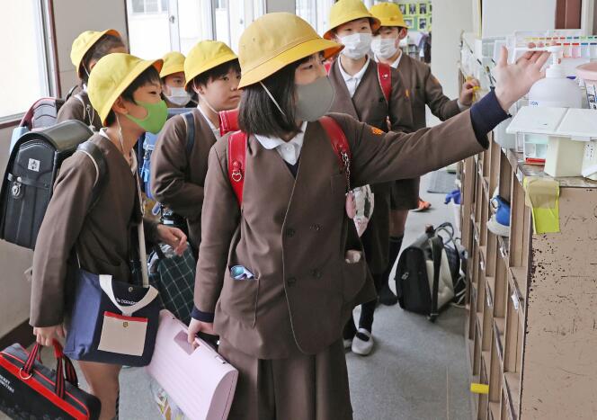 Des écoliers à Osaka (Japon), le 28 février.