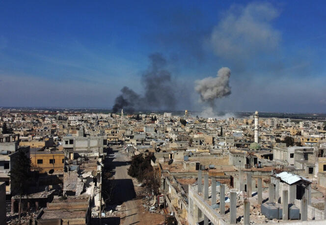 Bombardements à Saraqueb, en Syrie, le 27 février 2020. Cette ville du nord-ouest du pays a fait l’objet d’une attaque au chlore par l’armée syrienne en 2018, a précisé l’Organisation pour l’interdiction des armes chimiques dans un rapport publié lundi 12 avril.
