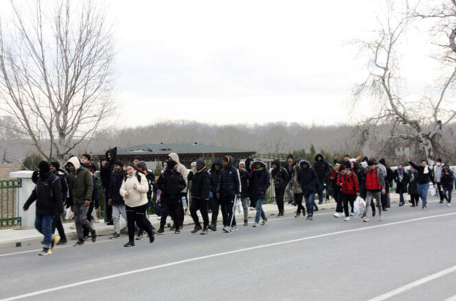 Des migrants marchent le long de la frontière entre la Turquie et la Grèce, le 28 février.