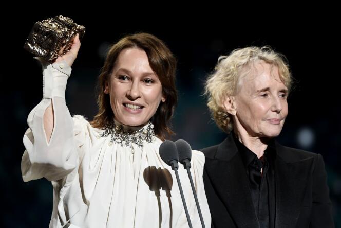 Emmanuelle Bercot (à gauche) aux côtés de Claire Denis tient le César attribué à Roman Polanski pour « J’accuse », aux Césars le 28 février.