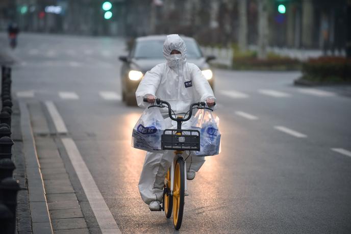 Coronavirus : « A Wuhan, on transporte les cadavres dans des sacs ...