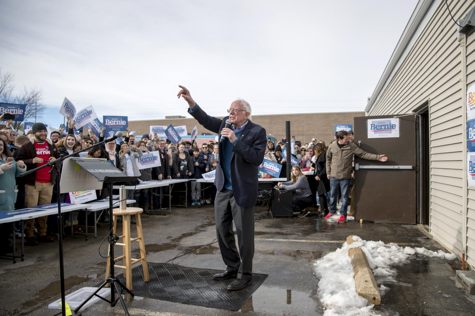 Bernie Sanders fait un arrêt à son bureau de campagne, à Cedar Rapids, en Iowa, le 2 février.
