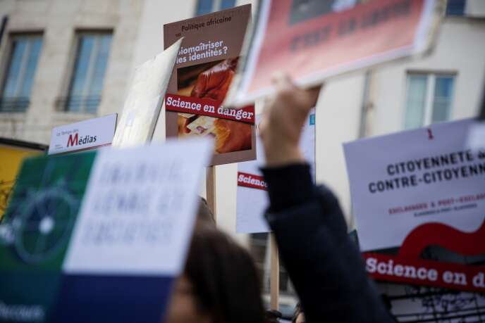 Des membres du mouvement Revues en lutte, qui proteste contre la réforme des retraites, à Paris, le 25 février.