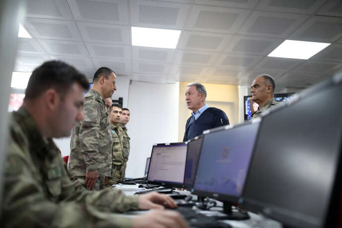 Le ministre de la défense turc, Hulusi Akar, supervise les opérations militaires contre des objectifs du régime syrien dans un centre de commandement à Hatay, en Turquie le 28 février.