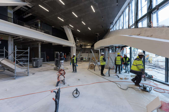 Des ouvriers travaillent dans le hall d’entrée du futur siège du Groupe Le Monde, à Paris.