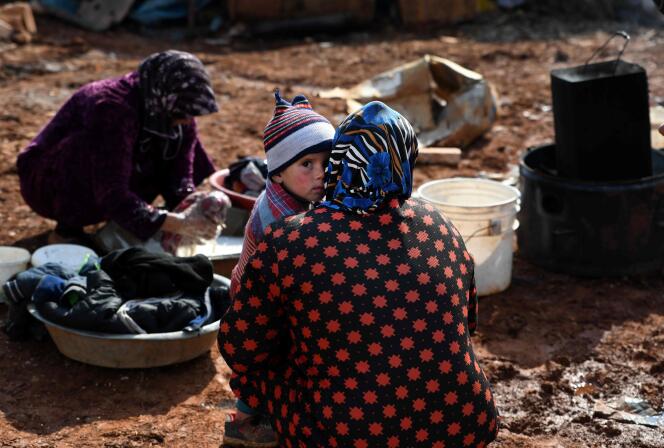 Des familles syriennes déplacées dans un camp à Sarmada, au nord d’Idlib, le 17 février.
