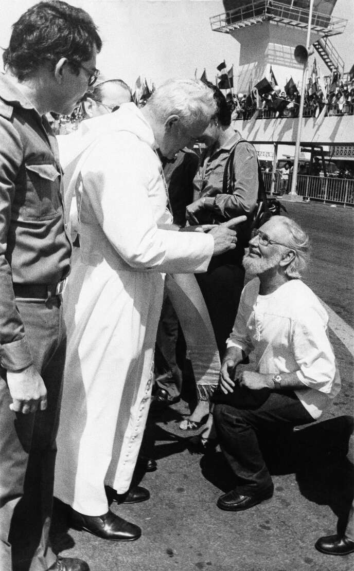 Le pape Jean Paul II réprimande Ernesto Cardenal sur le tarmac de l’aéroport de Managua à son arrivée, le 4 mars 1983.