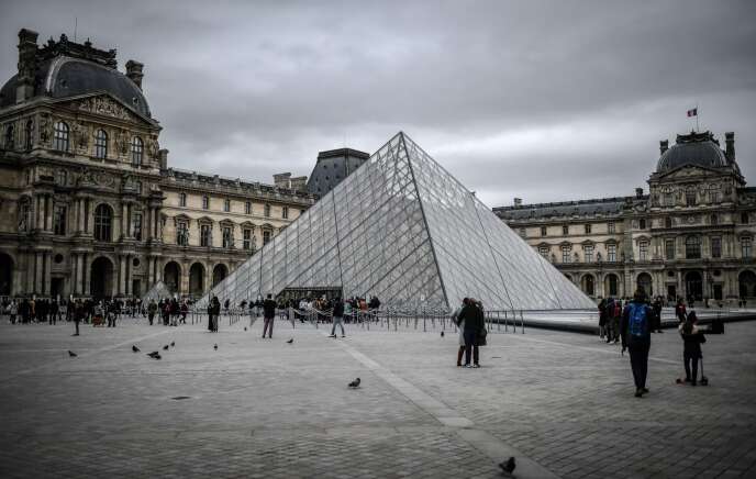 Le Louvre, musée le plus visité au monde, n’a pas ouvert dimanche matin car les agents craignaient d’être infectés par le coronavirus.