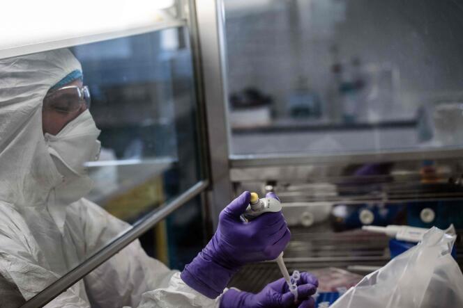 Un scientifique du laboratoire universitaire VirPath de Lyon tente de trouver un traitement efficace contre le coronavirus, le 5 février.