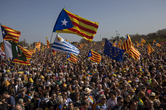 Des manifestants pro-indépendance se sont rassemblés pour écouter leur président, Carles Puigdemont, à Perpignan, le 29 février.