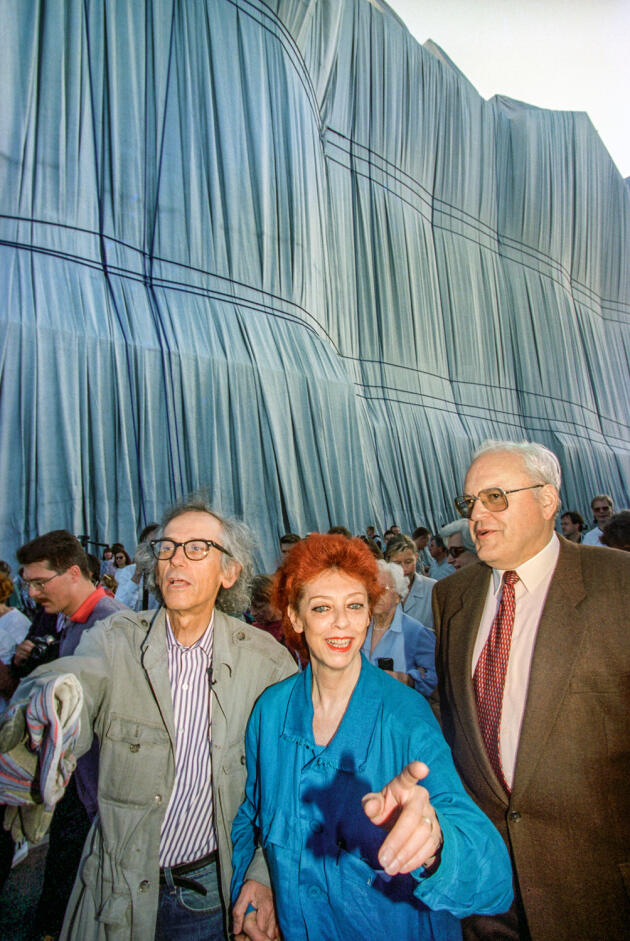 Le 1er juillet 1995, quelques jours après l’inauguration de l’emballage du Reichstag, ses organisateurs, les artistes Christo et Jeanne-Claude, font visiter l’installation au président allemand, Roman Herzog.